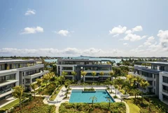 Vue aérienne des appartements Mont Choisy La Réserve, piscine paysagère et lagon