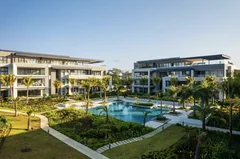 Bâtiments d'appartements La Réserve entourant la piscine paysagère