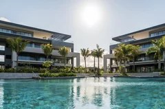 Vue au niveau de la piscine des bâtiments d'appartements Mont Choisy La Réserve