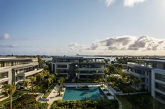 Appartements Mont Choisy La Réserve donnant sur la piscine en fin d'après-midi