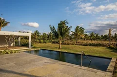 Piscine privée de villa donnant sur le paysage du golf de Mont Choisy