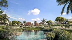 Lagon de style naturel entouré d'un jardin tropical à La Réserve