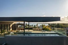 Piscine privée en toiture d'un penthouse Mont Choisy La Réserve avec vue sur le lagon
