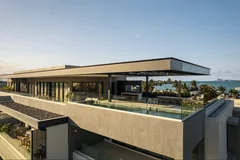 Piscine et terrasse en toiture d'un penthouse La Réserve donnant sur le lagon