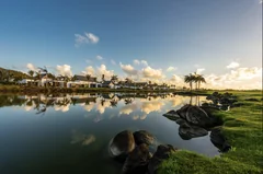 Paysage de golf et lac de Mont Choisy Le Parc au coucher du soleil