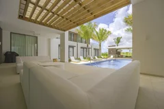 Terrasse couverte donnant sur une piscine privée d'une villa Mont Choisy Le Parc