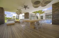 Terrasse de repas extérieure près d'une piscine de villa privée à Mont Choisy Le Parc